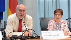 Professor Armin Grunwald, Ausschussvorsitzende Patricia Lips während der Veranstaltung