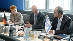 Bundestagsvizepräsidentin Petra Pau, Bundestagspräsident Norbert Lammert, Knesset-Vizepräsident Nachman Shai