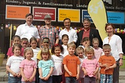 Eckhard Pols (CDU/CSU), Norbert Müller (Die Linke), Thomas Liljeberg-Markuse (FEZ), Bernd Grospitz (FEZ), Marion Gusella (FEZ) mit Kindern