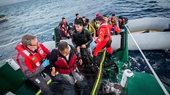 Der Seenotrettungskreuzer Minden nimmt Flüchtlinge vor der Insel Lesbos auf.