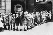 Schlange vor dem Luisen-Kino in Berlin vor einer Kindervorstellung um 1910