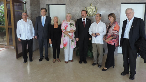 Die Delegation in Begleitung von Botschafter Thomas Neisinger (2. v. l.) und mit Vizeminister Rogelio Sierra (3. v. r.)