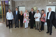 Die Delegation in Begleitung von Botschafter Thomas Neisinger (2. v. l.) und mit Vizeminister Rogelio Sierra (3. v. r.)