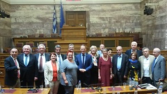 Deutsche und griechische Abgeordnete zusammen im Plenarsaal des hellenischen Parlamentes