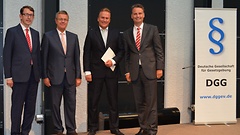 Laudator Winfried Kluth, Rolf Habermann, Vorsitzender des Bayerischen Beamtenbundes, Preisträger Alexander Voitl, DGG-Vorsitzender Günter Krings