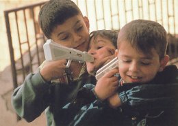 Kinder, die sich gegenseitig Spielzeugwaffen an den Kopf halten