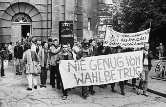 Bürgerrechtler protestieren im Mai 1989 mit Transparenten gegen den Wahlbetrug der SED