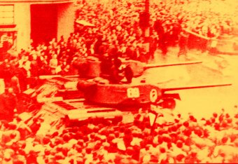 Panzer teilen eine demonstrierende Menschenmenge