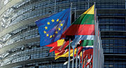 Fahnen vor dem Europäischen Parlament in Straßburg. In Straßburg tagt auch die Parlamentspräsidentenkonferenz.