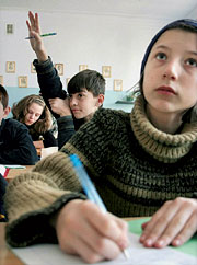 Tschetschenische Schüler beim Unterricht. Ein Mädchen schreibt aufmerksam mit.