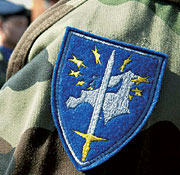 Eurokorpsabzeichen an der Schulter eines Soldaten.