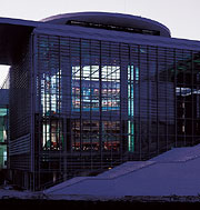 Blick durch die Glasfassade in die Bibliotheksrotunde des Marie-Elisabeth-Lüders-Hauses.