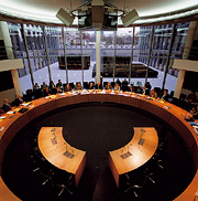 Bild: Der Petitionsausschuss tagt im Paul-Löbe-Haus.