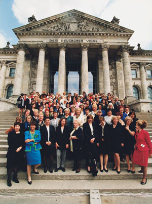 Die Reihen der weiblichen Mitglieder des Deutschen Bundestages füllen sich. Die aktiven Parlamentarierinnen (vor dem Reichstagsgebäude) trafen mit "ehemaligen" zusammen.