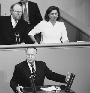 Gegen heftige Kritik der Opposition musste Finanzminister Hans Eichel (SPD) das Zukunftsprogramm 2000 der Regierung verteidigen.