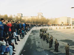 Der Reichstag und die Zeitenwende: Ratlos reagieren DDR-Sicherheitskräfte auf das Geschehen an der Mauer.