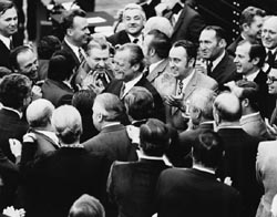 Glücklicher Willy Brandt: Das konstruktive Misstrauensvotum gegen ihn im April 1972 ist gescheitert.