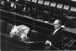 Zufriedener Helmut Kohl: Nach der gewonnenen Bundestagswahl hat ihn das Parlament im März 1983 in seinem Amt bestätigt.