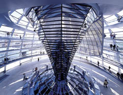 Das in der Kuppel befindliche Lichtumlenkelement mit seinen 360 Spiegeln versorgt den Plenarsaal mit Tageslicht.
