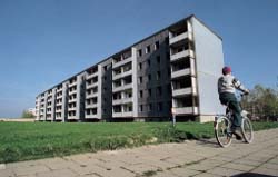 Leer stehender Plattenbau in Mecklenburg-Vorpommern.