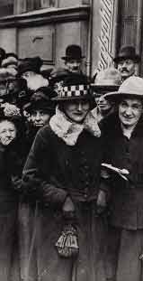 Frauen gehen 1919 zur Wahl.