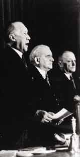 Adenauer verkündet das Grundgesetz