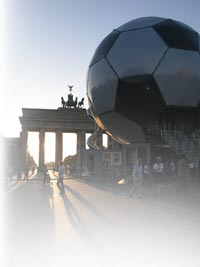 Fußballglobus vorm Brandenburger Tor