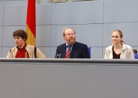 Bundestagspräsident Thierse und zwei Jugendliche