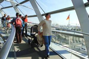 Besuchergruppe läuft in der Kuppel des Reichstages hinunter
