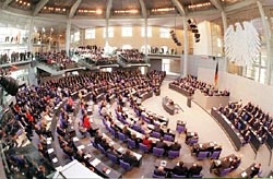 Blick in den Plenarsaal des Reichstagsgebäudes während einer Sitzung des Deutschen Bundestages