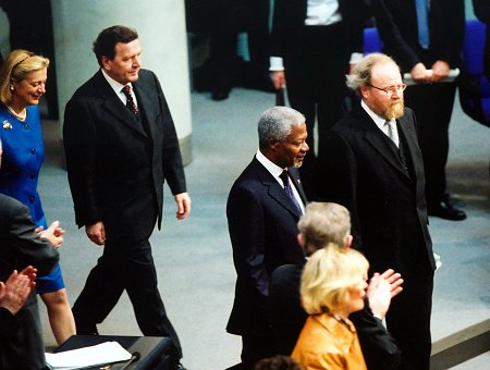 Besuch Kofi Annans im Deutschen Bundestag am 28.02.2002, BT-Präs. Thierse und Kofi Annan sowie BK Schröder und Nane Annan betreten den Plenarsaal