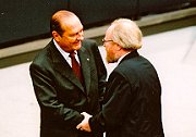 Chirac und Thierse geben sich die Hand