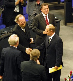 Wolfgang Thierse und Wladimir Putin geben sich die Hand, daneben Bundeskanzler Schröder, im Vordergrund Bundespräsident Rau und Wolfgang Clement