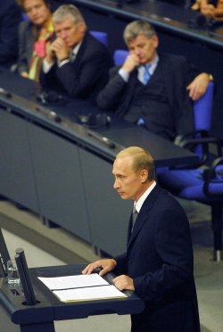 Präsident Putin am Rednerpult, im Hintergrund Außenminister Fischer, Innenminister Schily und Justizministerin Däubler-Gmelin