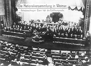 Foto der 1. Sitzung der Weimarer Nationalversammlung, am Rednerpult Volksbeauftragter Ebert