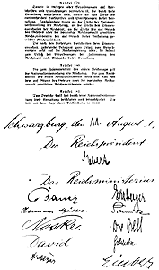 Letzte Seite der Weimarer Verfassungsurkunde mit den Unterschriften des Reichspräsidenten Ebert und der Regierungsmitglieder