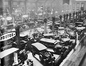Bild in einen Ausstellungssaal der Deutschen Automobil- und Motorradausstellung in Berlin 1926