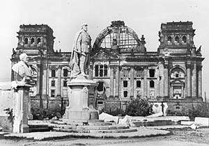 Berlin, 1946: Blick vom Brandenburger Tor auf das zerstörte Reichstagsgebäude