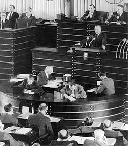 Konrad Adenauer während der Debatte am 15.12.1954