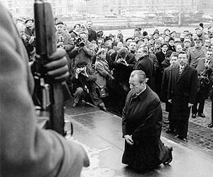 Bundeskanzler Willy Brandt am Mahnmal des Warschauer Ghettos