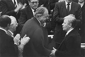Helmut Schmidt gratuliert Helmut Kohl zur Wahl