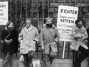 Frauen haben sich in der Berliner Innenstadt an den Zaun gekettet.