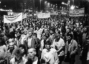 Montagsdemonstration in Leipzig am 23.10.1989 auf dem Ring. Im Bild: Demonstranten mit Transparenten 'Krenz, mach Schluss mit den Mördern von Peking'