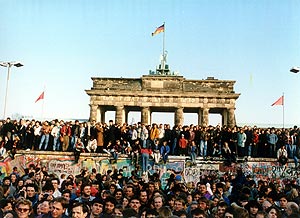 Die Mauer vor dem Brandenburger Tor ist von vielen Menschen besetzt