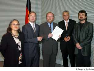 Übergabe des Zwischenberichts Patientenverfügungen an Bundestagspräsident Thierse