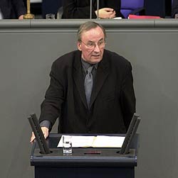 Wehrbeauftragter Penner am Rednerpult bei der Vorstellung des Jahresberichtes im Deutschen Bundestag