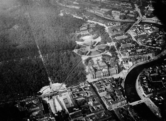 Das Reichstagsgebäude mit dem benachbarten Alsenviertel im Jahr 1930