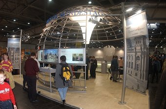 Besucher am Messestand des Deutschen Bundestages