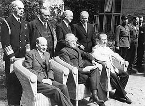 Gruppenbild der Verhandlungsführer der Potsdamer Konferenz: Attlee, Truman und Stalin sitzend, dahinter stehend Admiral Leahy (USA), Bevin (GB), Byrnes (USA) und Molotow (SU)