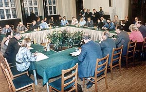 Die Gesprächsteilnehmer beim ersten Treffen des Runden Tisches in Ost-Berlin am 7. Dezember 1989.